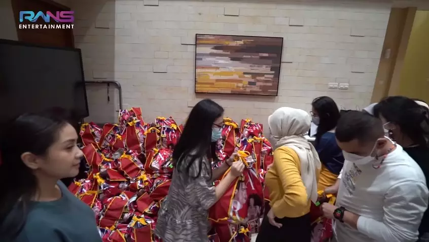 Momen Nagita bagi-bagi hampers lebaran Youtube/Rans Entertainment Momen Nagita bagi-bagi hampers lebaran Youtube/Rans Entertainment