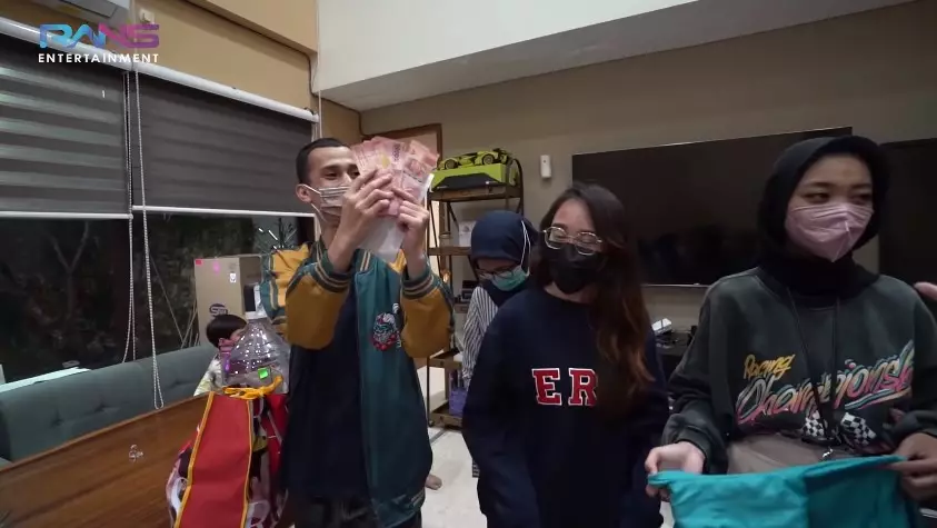 Momen Nagita bagi-bagi hampers lebaran Youtube/Rans Entertainment Momen Nagita bagi-bagi hampers lebaran Youtube/Rans Entertainment