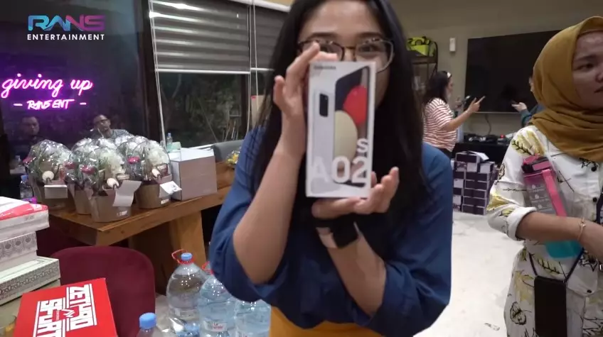 Momen Nagita bagi-bagi hampers lebaran Youtube/Rans Entertainment Momen Nagita bagi-bagi hampers lebaran Youtube/Rans Entertainment