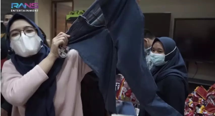 Momen Nagita bagi-bagi hampers lebaran Youtube/Rans Entertainment Momen Nagita bagi-bagi hampers lebaran Youtube/Rans Entertainment