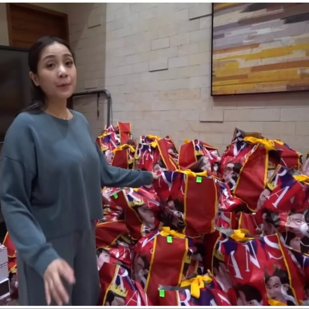 10 Momen Nagita bagi-bagi hampers Lebaran, ada yang dapat iPhone
