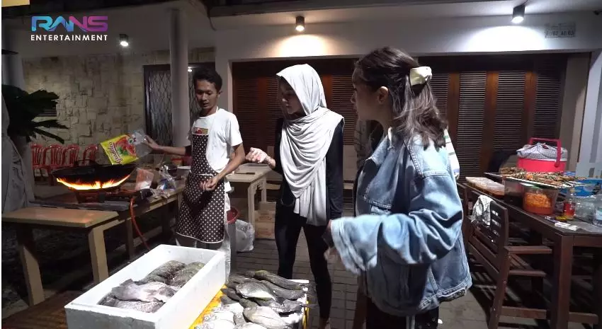 nagita slavina jajan warung kaki lima © YouTube