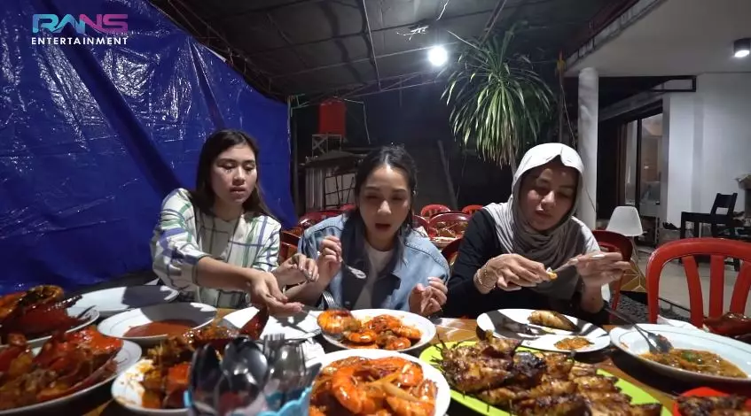 nagita slavina jajan warung kaki lima © YouTube