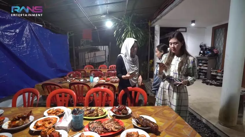 nagita slavina jajan warung kaki lima © YouTube