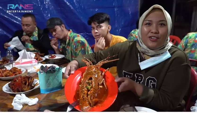 nagita slavina jajan warung kaki lima © YouTube