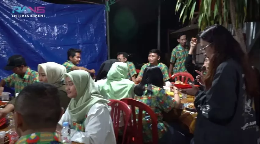 nagita slavina jajan warung kaki lima © YouTube
