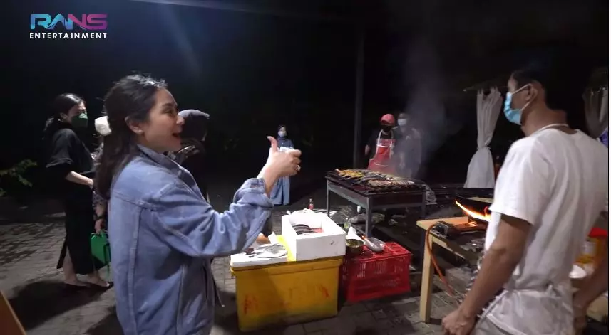 nagita slavina jajan warung kaki lima © YouTube