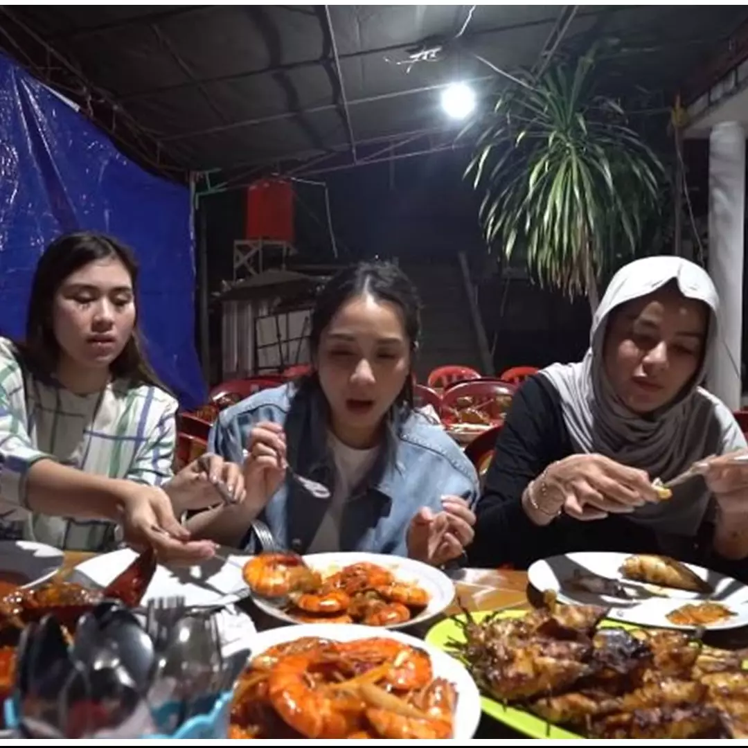 8 Momen Nagita Slavina jajan warung kaki lima, borong dagangan