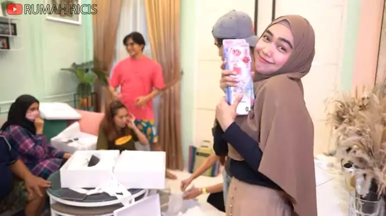 Momen Ria Ricis tunjukkan isi hampers © YouTube/Rumah Ricis
