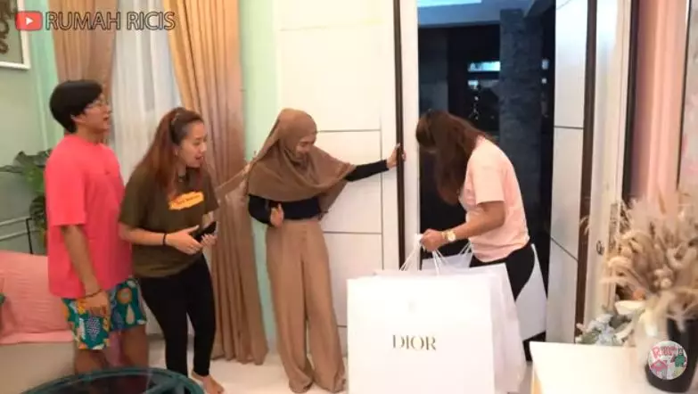 Momen Ria Ricis tunjukkan isi hampers © YouTube/Rumah Ricis