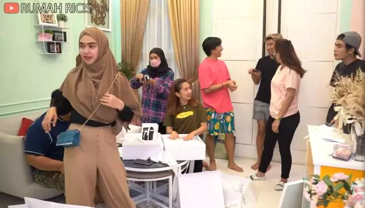Momen Ria Ricis tunjukkan isi hampers © YouTube/Rumah Ricis