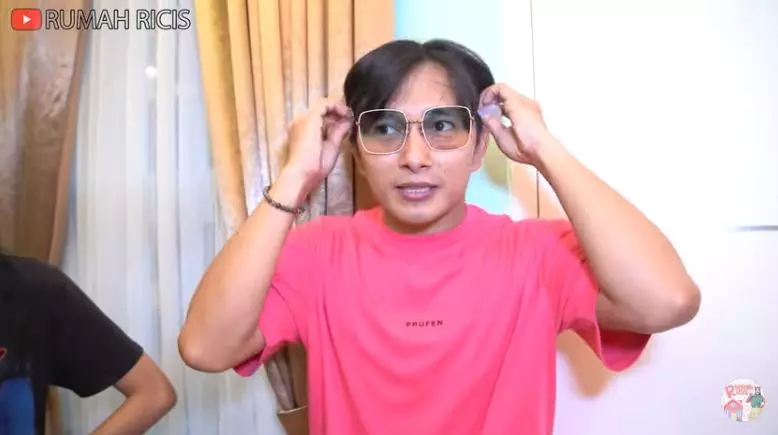 Momen Ria Ricis tunjukkan isi hampers © YouTube/Rumah Ricis