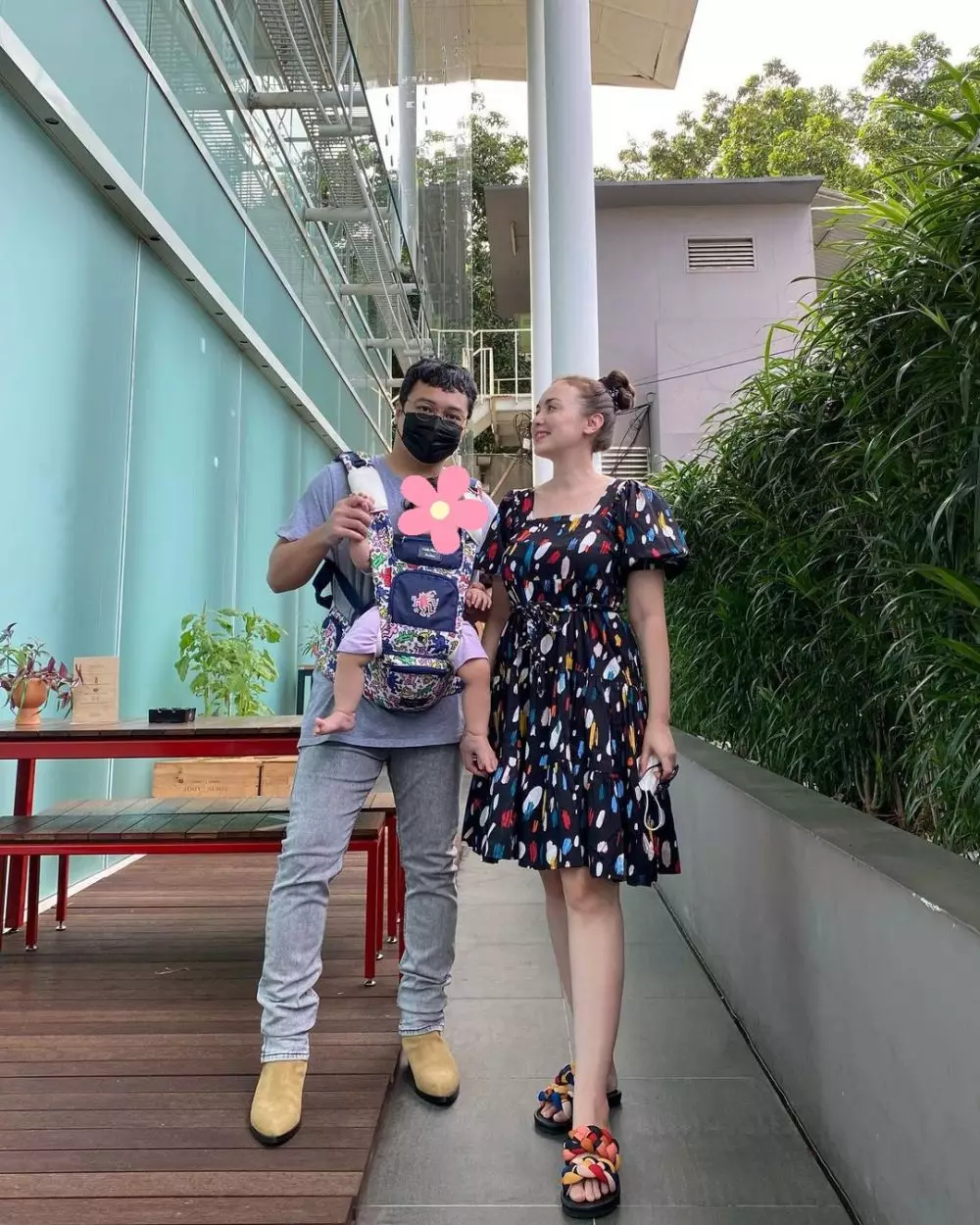 outfit VJ MTV saat momong anak © 2021 brilio.net