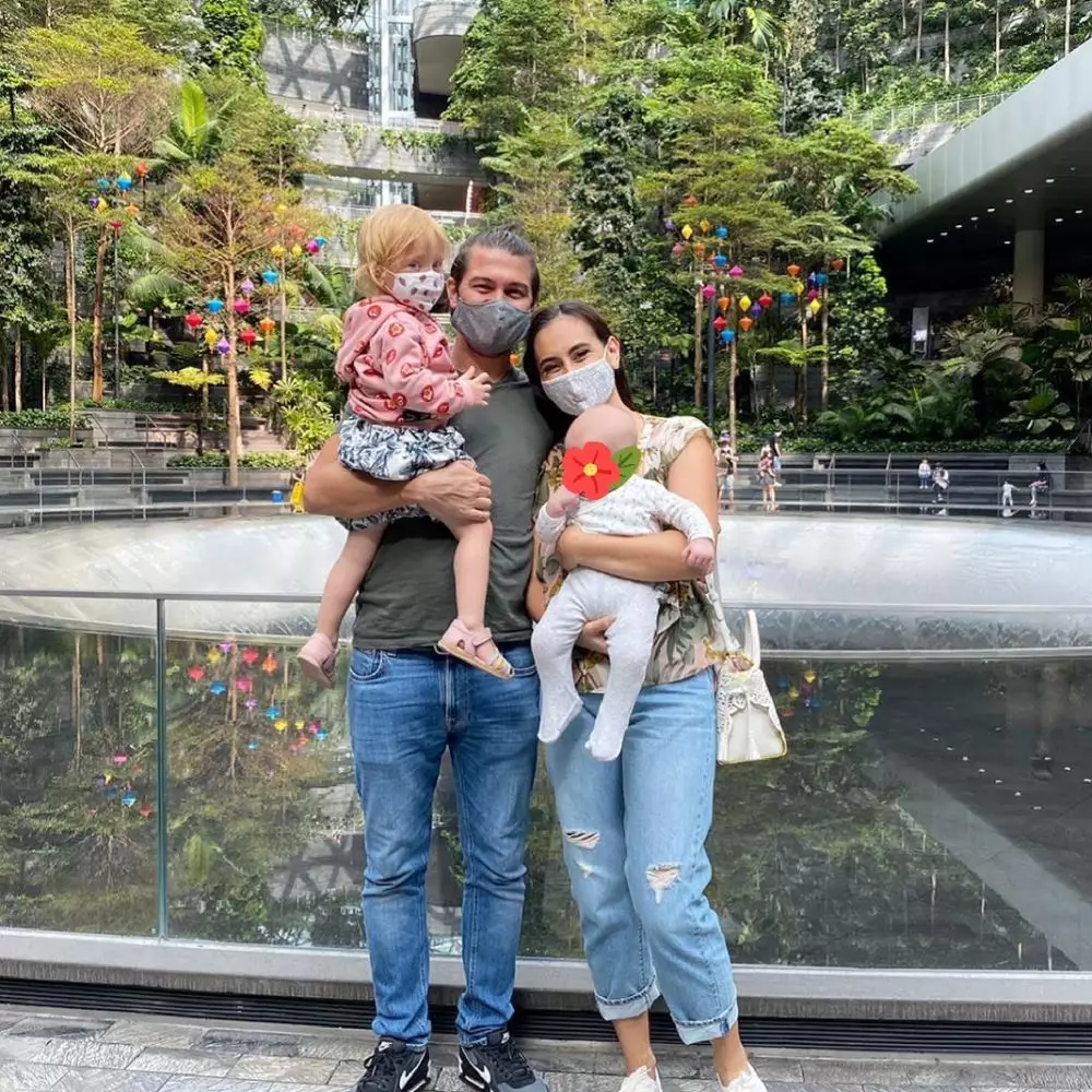 outfit VJ MTV saat momong anak © 2021 brilio.net