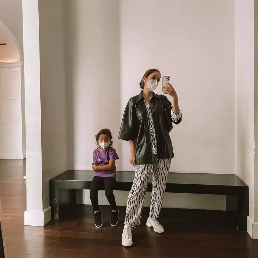 outfit VJ MTV saat momong anak © 2021 brilio.net