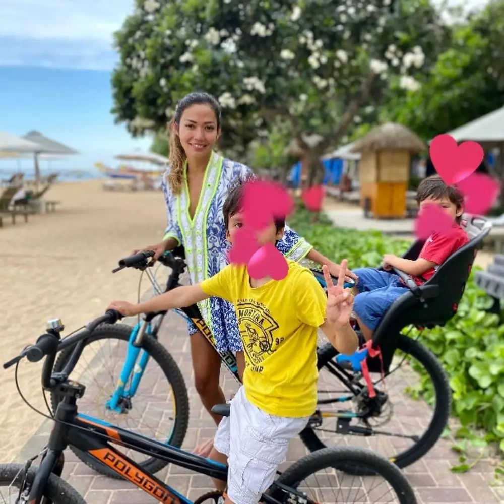 outfit VJ MTV saat momong anak © 2021 brilio.net