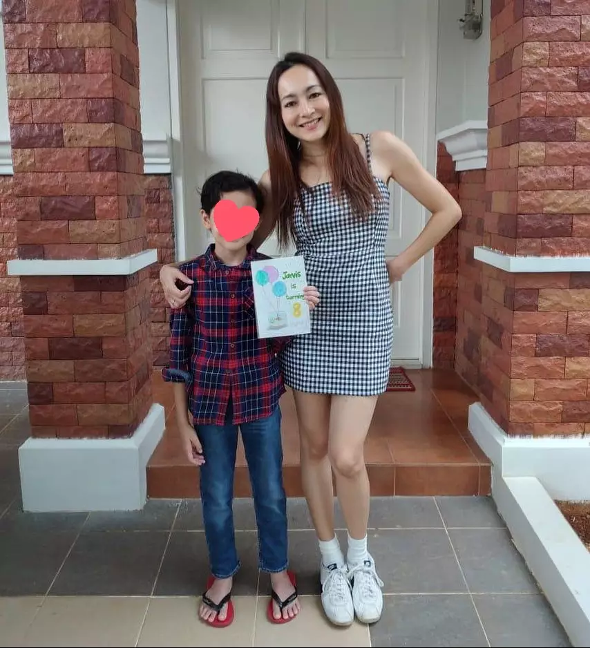 outfit VJ MTV saat momong anak © 2021 brilio.net