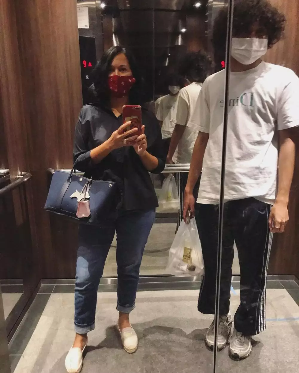 outfit VJ MTV saat momong anak © 2021 brilio.net