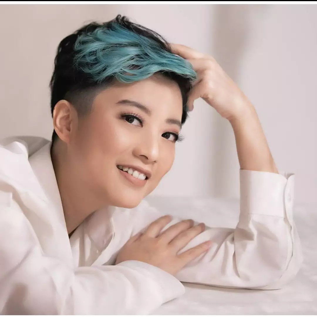 Gaya 9 mantan penyanyi cilik tanpa makeup, pesonanya tuai pujian