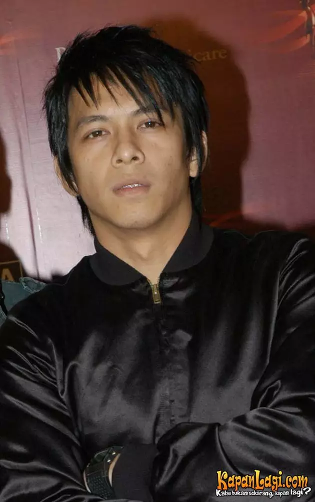 Potret lawas vokalis band pria dari berbagai sumber Potret lawas vokalis band pria dari berbagai sumber