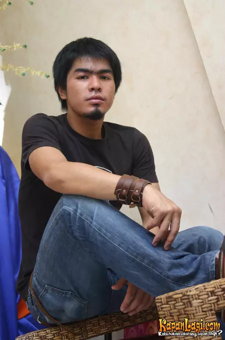 Potret lawas vokalis band pria dari berbagai sumber Potret lawas vokalis band pria dari berbagai sumber