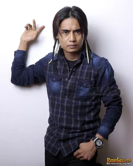 Potret lawas vokalis band pria dari berbagai sumber Potret lawas vokalis band pria dari berbagai sumber