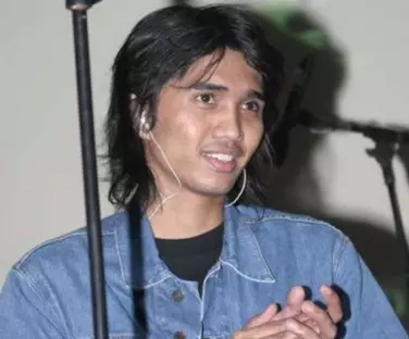 Potret lawas vokalis band pria dari berbagai sumber Potret lawas vokalis band pria dari berbagai sumber