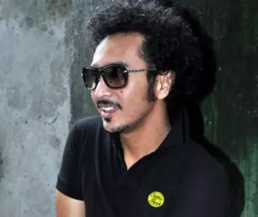Potret lawas vokalis band pria dari berbagai sumber Potret lawas vokalis band pria dari berbagai sumber