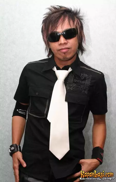 Potret lawas vokalis band pria dari berbagai sumber Potret lawas vokalis band pria dari berbagai sumber