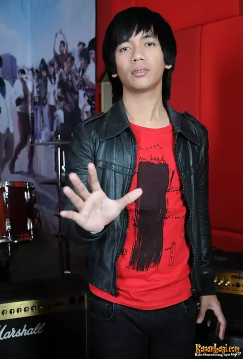 Potret lawas vokalis band pria dari berbagai sumber Potret lawas vokalis band pria dari berbagai sumber