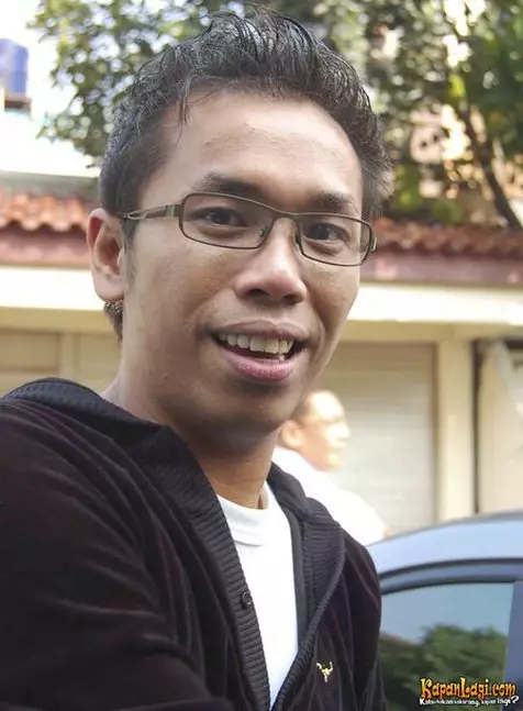 Potret lawas vokalis band pria dari berbagai sumber Potret lawas vokalis band pria dari berbagai sumber