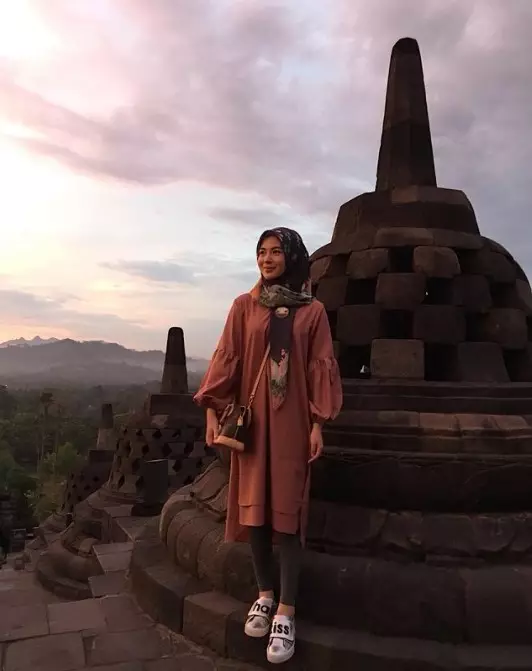 Gaya outfit Ayana Moon Instagram/@xolovelyayana Gaya outfit Ayana Moon Instagram/@xolovelyayana