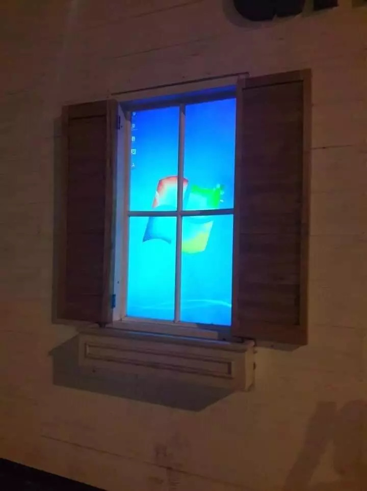 penampakan jendela absurd © 2021 berbagai sumber