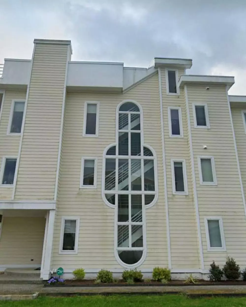 penampakan jendela absurd © 2021 berbagai sumber