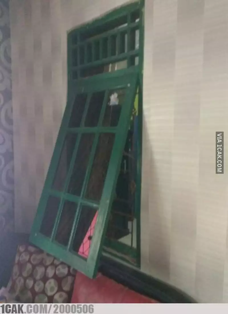 penampakan jendela absurd © 2021 berbagai sumber