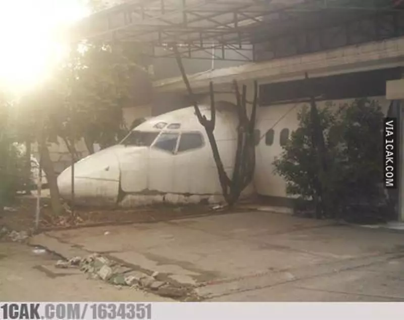 penampakan jendela absurd © 2021 berbagai sumber