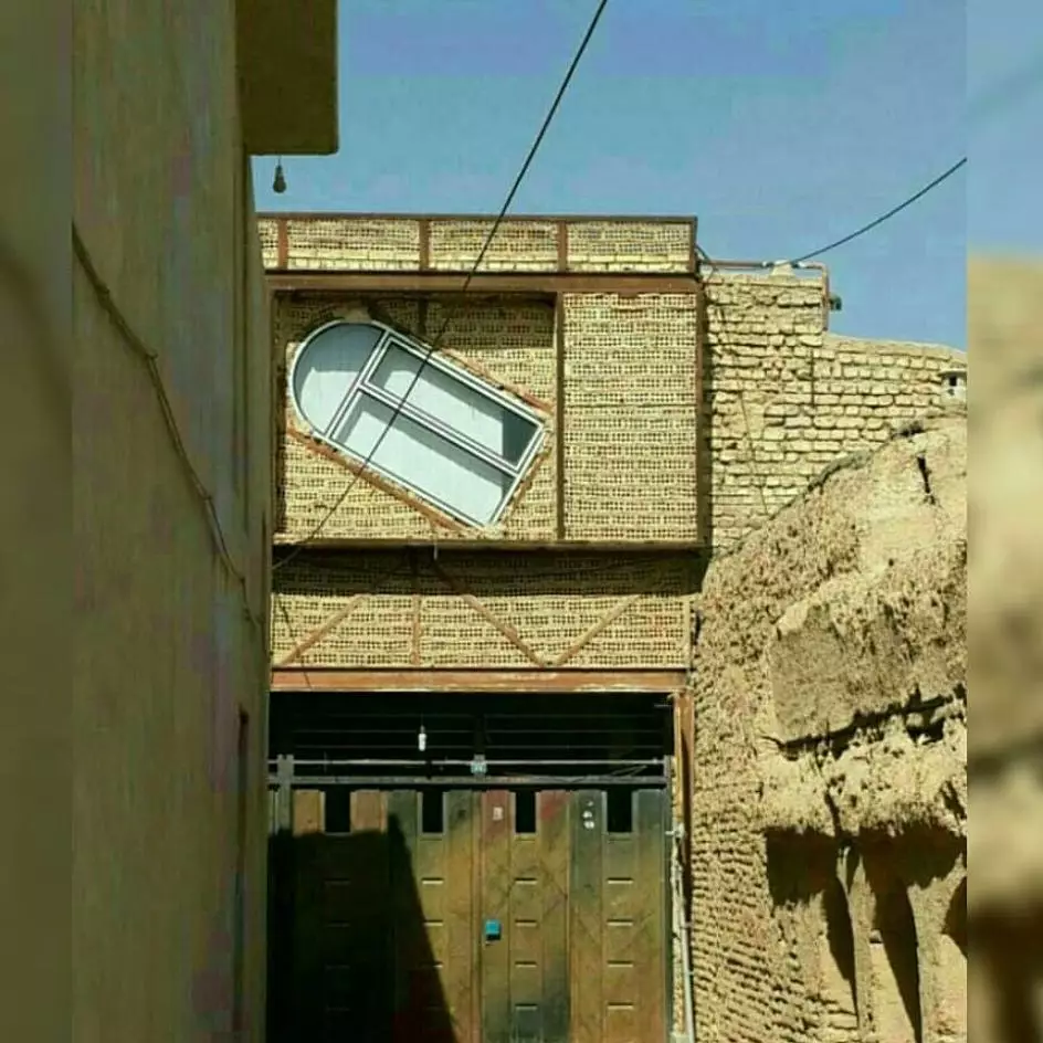 penampakan jendela absurd © 2021 berbagai sumber