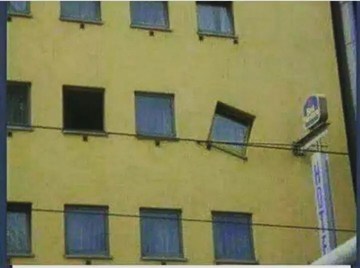 penampakan jendela absurd © 2021 berbagai sumber