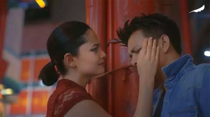 momen ariel noah dan pasangan seleb di video clip © YouTube momen ariel noah dan pasangan seleb di video clip © YouTube