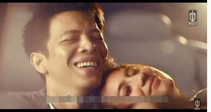 momen ariel noah dan pasangan seleb di video clip © YouTube momen ariel noah dan pasangan seleb di video clip © YouTube