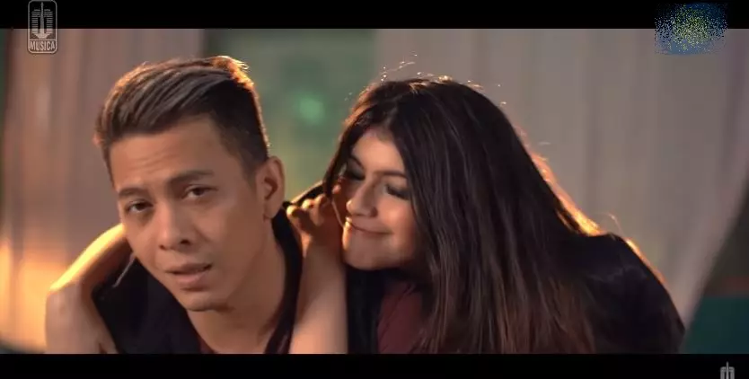 momen ariel noah dan pasangan seleb di video clip © YouTube momen ariel noah dan pasangan seleb di video clip © YouTube