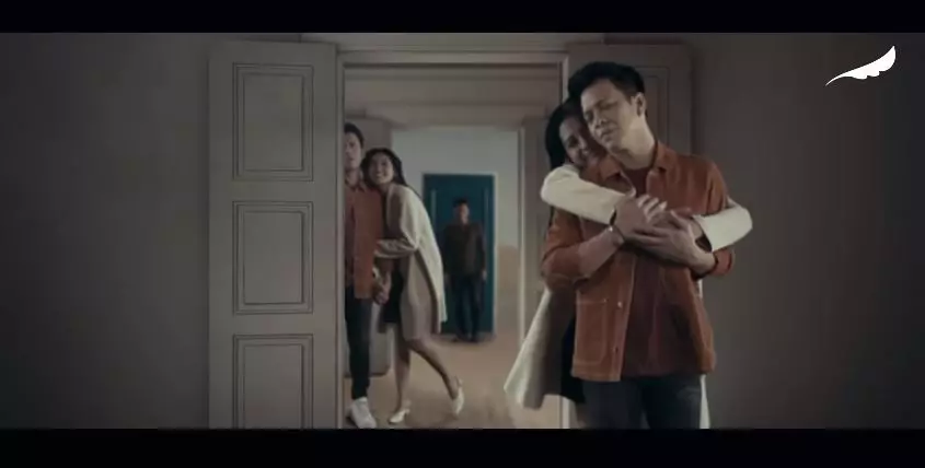 momen ariel noah dan pasangan seleb di video clip © YouTube momen ariel noah dan pasangan seleb di video clip © YouTube