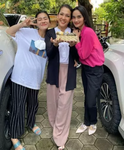 persahabtan seleb dengan jarak usia belasan tahun © berbagai sumber persahabtan seleb dengan jarak usia belasan tahun © berbagai sumber