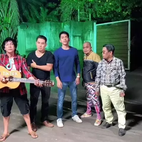 kenangan seleb dengan sapri pantun © instagram