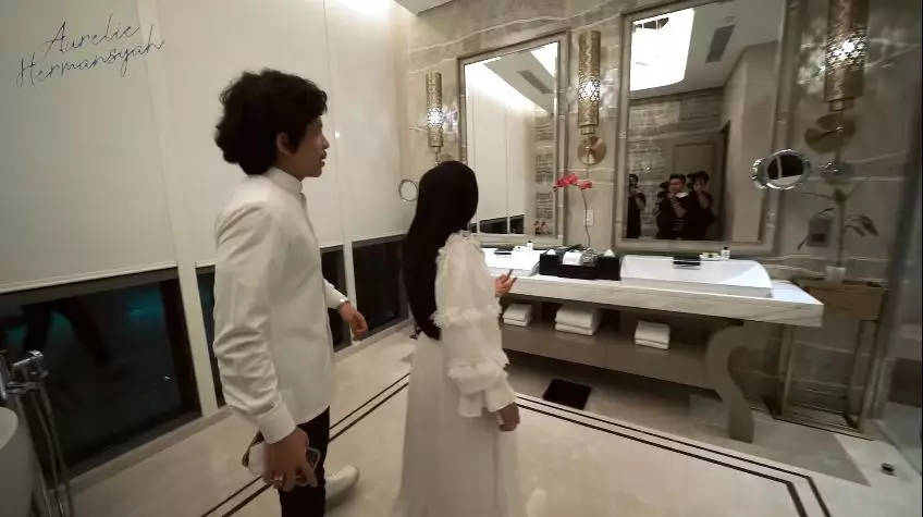 potret hotel aurel dan atta menginap © YouTube