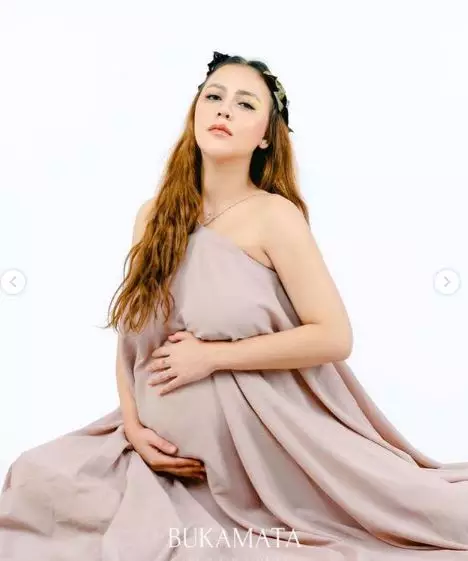 Potret Ratu Rizky Nabila pamer baby bump © Instagram/@raturn