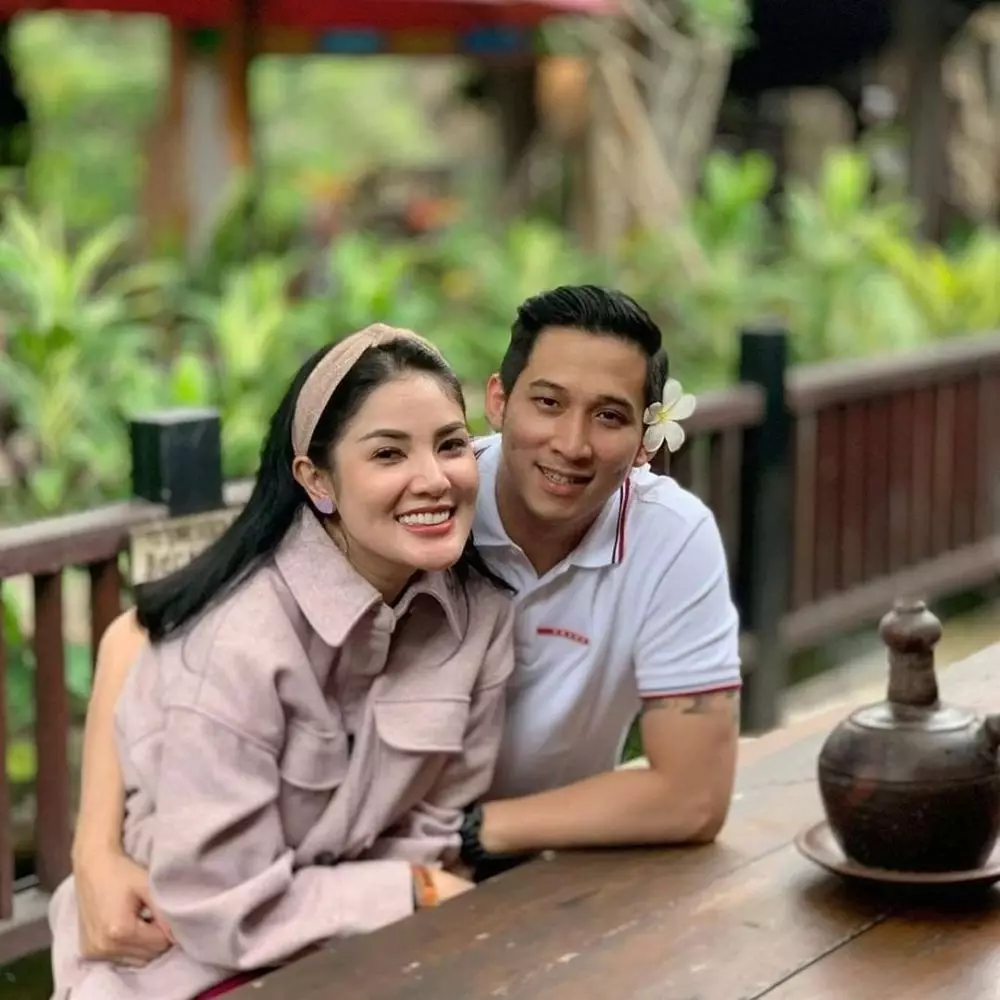 Seleb rayakan Lebaran di tahanan © 2021 brilio.net Seleb rayakan Lebaran di tahanan © 2021 brilio.net