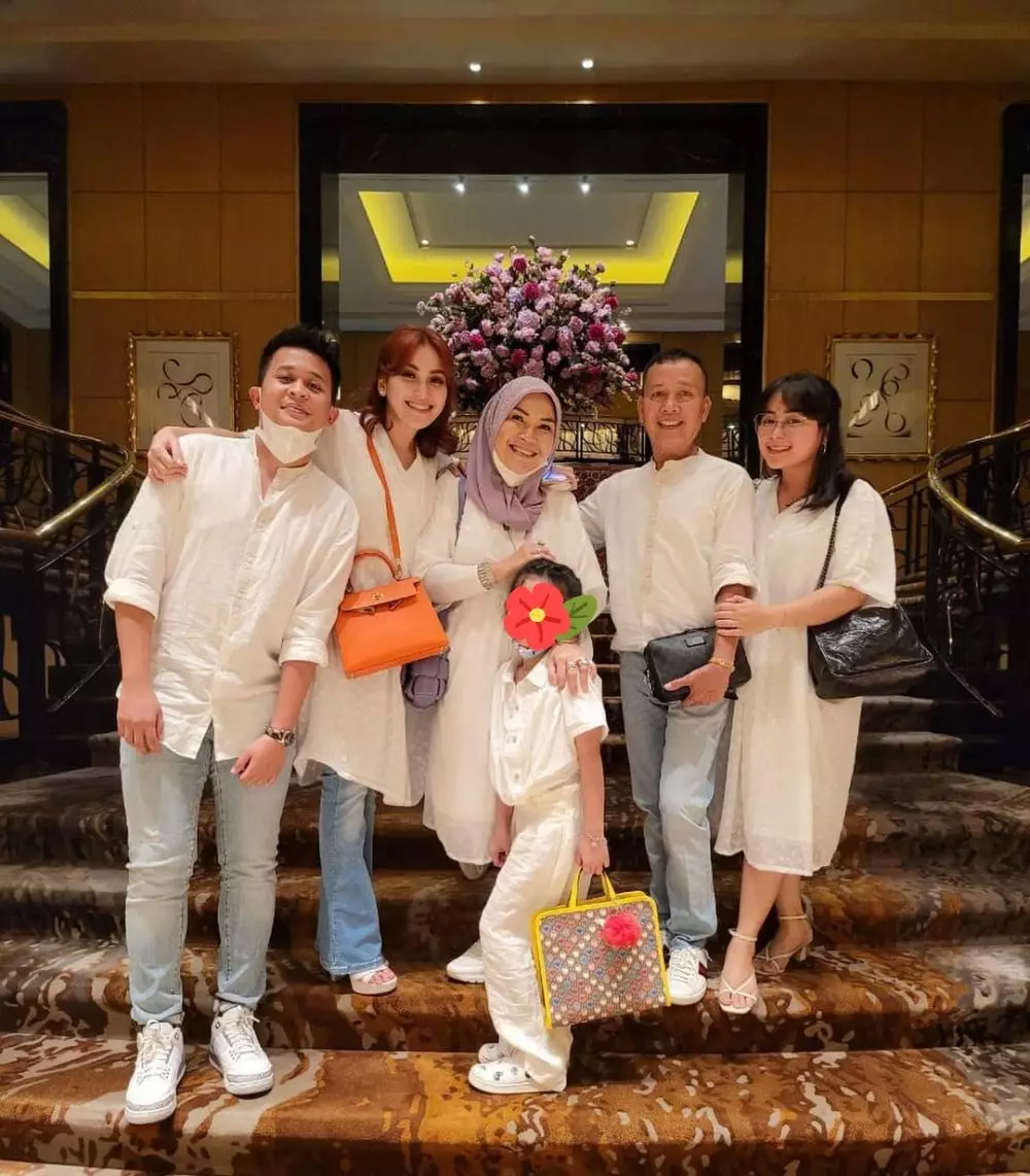 Beda gaya 8 seleb saat bukber © 2021 brilio.net Beda gaya 8 seleb saat bukber © 2021 brilio.net