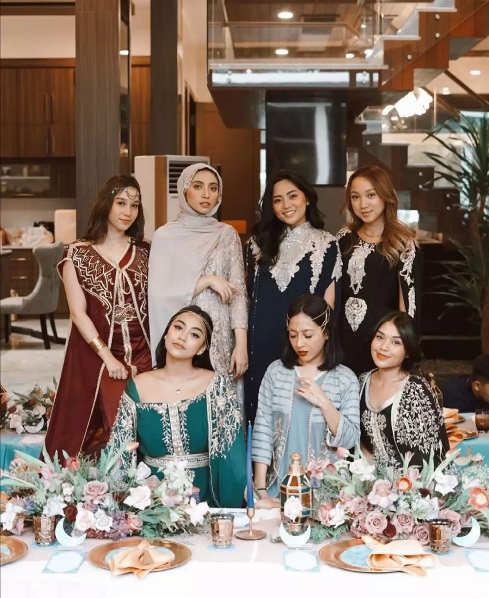 Beda gaya 8 seleb saat bukber © 2021 brilio.net Beda gaya 8 seleb saat bukber © 2021 brilio.net