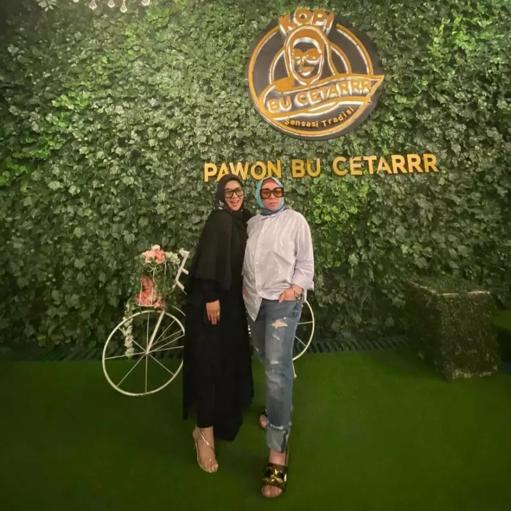 Beda gaya 8 seleb saat bukber © 2021 brilio.net Beda gaya 8 seleb saat bukber © 2021 brilio.net